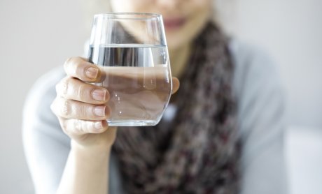 Τι σχέση έχει ένα ποτήρι νερό με την ιδιωτική ασφάλιση υγείας;