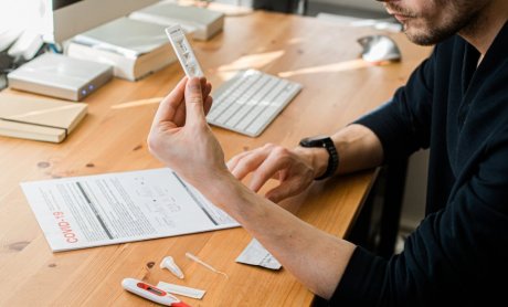 Διευρύνεται η διάθεση των self-tests σε όλους τους εργαζομένους της χώρας - Τι ισχύει μέχρι τις 30 Μαΐου