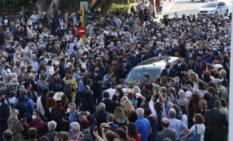 Σε λαϊκό προσκύνημα η σορός του Μίκη Θεοδωράκη στην Μητρόπολη Χανίων