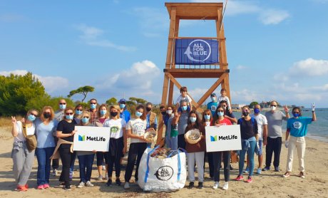 Εθελοντική δράση της MetLife για τον καθαρισμό της παραλίας της Αρτέμιδας