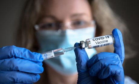 Πρόγραμμα εμβολιασμών: Σε τροχιά υποχρεωτικότητας η Ευρώπη, κανένα περιθώριο για μεσοβέζικες λύσεις 