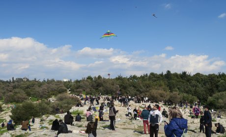 Αραρίσκοντας Ηλίας Προβόπουλος: Το αποκριάτικο αντάμωμα της Αθήνας στους λόφους