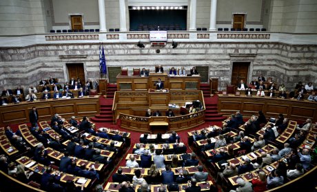 Εποπτεύων Χ: O «πόλεμος» στη Βουλή, η ύφεση που δεν έρχεται και η στήριξη ... made in USA