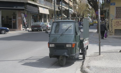 Ένα τρίκυκλο δεμένο στο στύλο, του Ηλία Προβόπουλου