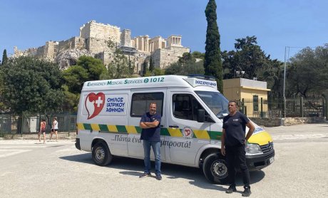 Ασθενοφόρο του Ομίλου Ιατρικού Αθηνών στην Ακρόπολη για τις ανάγκες του καύσωνα!