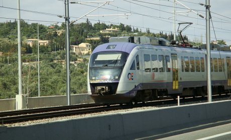 Εκτροχιάστηκε συρμός του Προαστιακού με 72 επιβάτες στην Πάτρα!