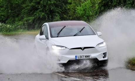 Κινδυνεύουν οι πελάτες σας με ηλεκτρικά αυτοκίνητα λόγω βροχής;