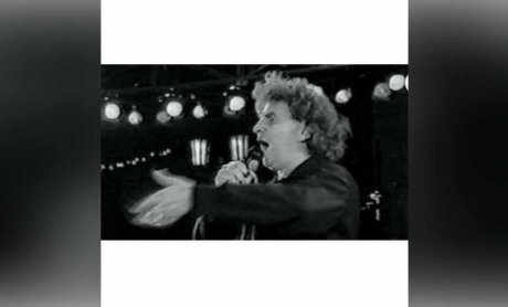 Ο Μίκης Θεοδωράκης τραγουδά τραγούδια που αντέχουν στο χρόνο! (βίντεο)