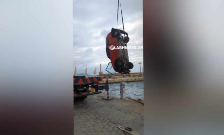 Χανιά: Η στιγμή που γερανός ανασύρει το αμάξι που «βούτηξε» στο Ενετικό Λιμάνι (φωτο)!