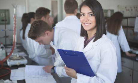 Η Πανελλήνια Ένωση Φαρμακοβιομηχανίας εκπαιδεύει νέους επιστήμονες!