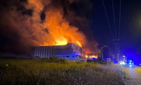 Λαμία: Κάηκε ολοσχερώς το εργοστάσιο που εμπλέκεται στην πρόσφατη μαζική δηλητηρίαση μαθητών!