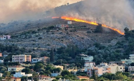Συνεχίζεται η μάχη με τις φλόγες στη Χίο - Τρία μηνύματα 112 για απομάκρυνση από οικισμούς