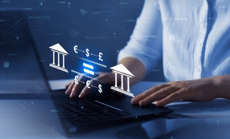 IRIS: Αύξηση στα ημερήσια όρια μεταφοράς χρημάτων ανακοίνωσε ο Πιερρακάκης