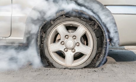 Ελαστικά: Οι λεπτομέρειες που πληρώνει ακριβά η ασφαλιστική αγορά