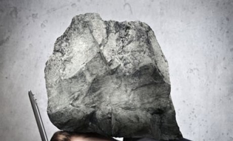 Μεγαλώνει το ποσοστό εκείνων που «μόλις τα βγάζουν πέρα». Μικρές οι προσδοκίες ασφαλιστών στο 2013.