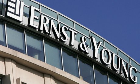 Ernst & Young: Μειώθηκε η εμπιστοσύνη των Ελλήνων προς τις τράπεζες