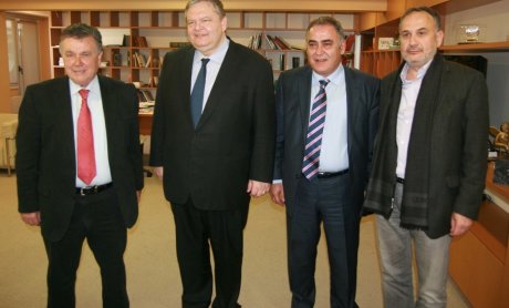 ΠΑΣΟΚ: Υποχρεωτική η εγγραφή των επιχειρήσεων στα Επιμελητήρια