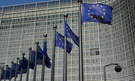 Κομισιόν: Καλεί σε συμμόρφωση την Ελλάδα και άλλα 8 κράτη-μέλη για τα ενυπόθηκα δάνεια