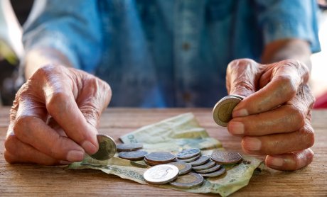 Σε 12 δόσεις θα επιστραφεί τελικά το ΕΚΑΣ