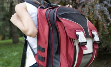 Στη Βουλή …η ασήκωτη σχολική τσάντα