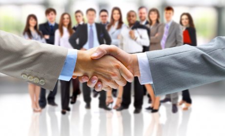 Στον αέρα οι ομαδικές ασφαλίσεις με ευθύνη του Υπουργείου Οικονομικών