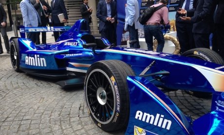 Τι… τρέχει έξω από τους Lloyd’s;