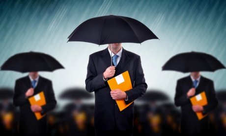 Ασφαλιστές: 4 μήνες στο σκοτάδι λόγω πολιτικών διαπραγματεύσεων