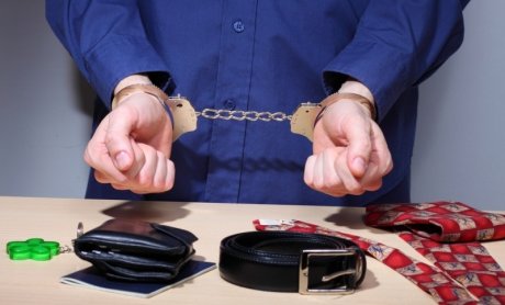 Στέλεχος του Σ.Δ.Ο.Ε, δημοσιογράφος, τραπεζικός και εφοριακός στο κύκλωμα των τοκογλύφων