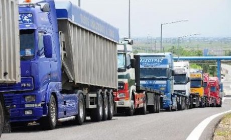 Εντείνονται τα προβλήματα από την απεργία φορτηγών και βυτιοφόρων 