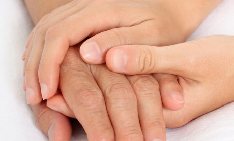 Πούλησε το χαλί της Εκκλησίας και το Σταυρό του ο Βενέδικτος Πετράκης