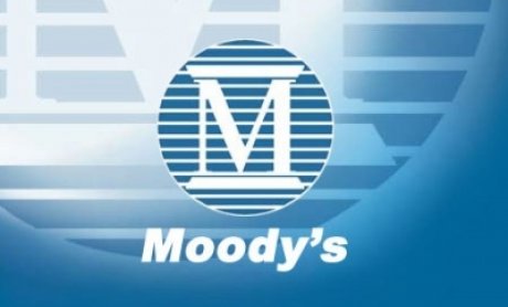 Υποβαθμίζει πέντε ελληνικές τράπεζες η Moody's