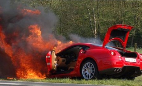 Σοκ: Καίνε τα αυτοκίνητά τους για να εισπράξουν την ασφάλεια