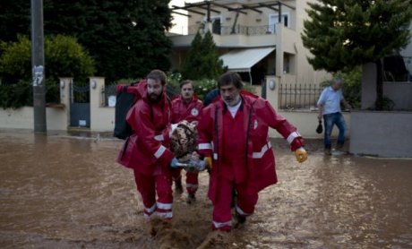 Ο Ελληνικός Ερυθρός Σταυρός στο πλευρό των πληγέντων από τη θεομηνία στη Δυτική Αττική