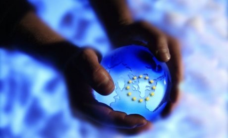 Τρίζουν τα θεμέλια της ΕΕ