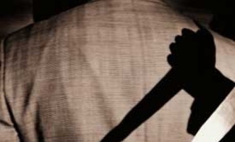 Μεταξύ διαμεσολαβούντων συναδελφικά μαχαιρώματα, αγωγές και καταπάτηση χρηστών ηθών συναλλαγής