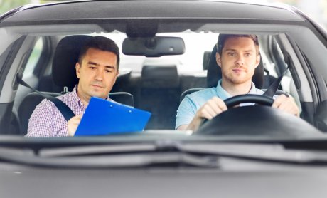Από ποια ηλικία εκδίδεται δίπλωμα οδήγησης για ανήλικους οδηγούς; Τι προβλέπουν ο νόμος και τα ασφαλιστήρια για την κάλυψή τους;