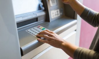 Capital controls: Αυξάνεται το ποσό ανάληψης μετρητών από 2.300 ευρώ σε 5.000