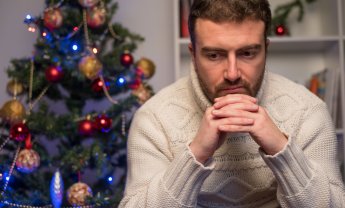 Πόσο επικίνδυνη για την ψυχική μας υγεία είναι η κατάθλιψη των γιορτών;