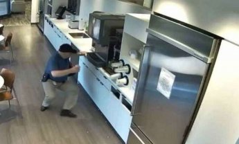Πελάτης ρίχνει παγάκια στο πάτωμα για να γλιστρήσει και να πάρει αποζημίωση! (video)