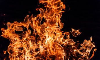 Φωτιά σε αποθήκη χαρτικών στην Παιανία