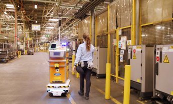 Ένα ρομπότ που κινείται αυτόνομα κάνει πιο εύκολη τη ζωή των εργαζομένων της Ford