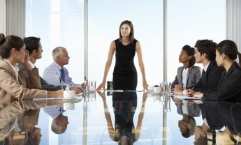 Γυναίκες σε διευθυντικές θέσεις: η Επιτροπή Γιούνκερ υπερβαίνει τον στόχο του 40%
