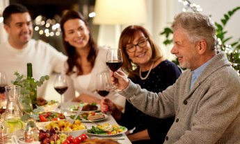 Ο χειρουργός ουρολόγος Δρ. Νικόλαος Κατσένης συμβουλεύει:  Τι κρασί να πιείτε τα Χριστούγεννα αν πάσχετε από καρκίνο προστάτη