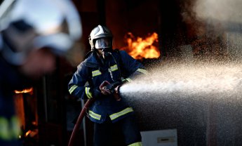 Φωτιά σε εργοστάσιο ανακύκλωσης στη Μεταμόρφωση Αττικής