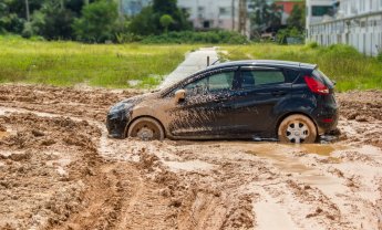 Πώς να διεκδικήσετε αποζημίωση από την ασφαλιστική σας εταιρεία, όταν το αμάξι σας βρεθεί μέσα στις λάσπες;