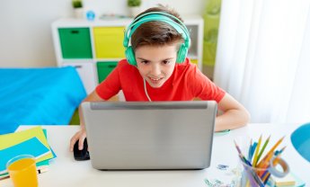 Πόσοι γονείς γνωρίζουν τι κάνουν τα παιδιά τους στο διαδίκτυο;
