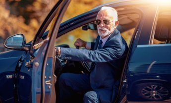 Τι επιβάρυνση πληρώνει ένας οδηγός ηλικίας άνω των 70 ετών για την ασφάλεια του οχήματός του;