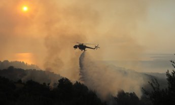 Κυβέρνηση: Με σχέδιο απέτρεψε τα χειρότερα στην πυρκαγιά της Βαρυμπόμπης