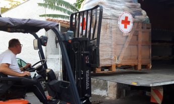 Διανομή ανθρωπιστικής βοήθειας από τον Ελληνικό Ερυθρό Σταυρό στις πυρόπληκτες περιοχές