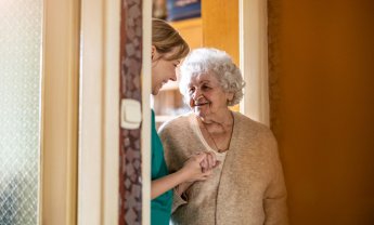 Διευκρινίσεις για τα επισκεπτήρια στις Μονάδες Φροντίδας Ηλικιωμένων